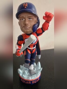 NY METS  Pete Alonso.  Marvel Blue and Orange BaseballPlayer Bobblehead Figurine